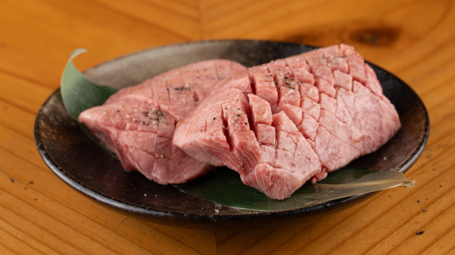 炭火焼肉 筵 - メイン写真:厚切りタン