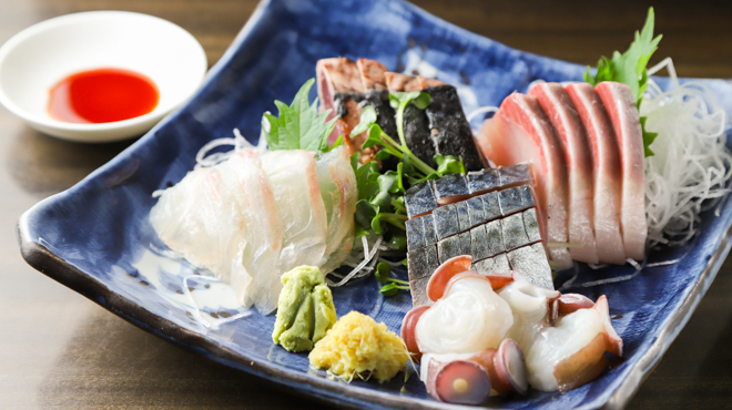 ガシラ - メイン写真:刺身盛り合わせ