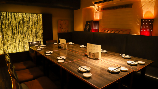 ガシラ - メイン写真:2階テーブル