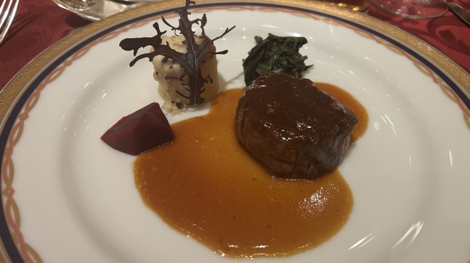 ホテル日航福岡 - 料理写真:肉料理は牛フィレ肉のシャリアピン仕立て、黒胡椒風味のトリュフポムドフィノワーズが添えてありました。