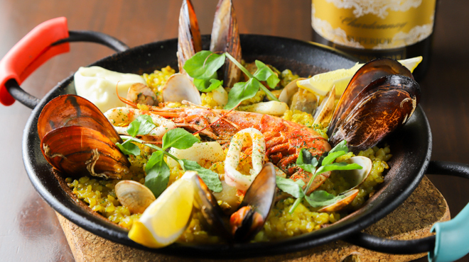 オラオーレ スペインタパスと自然派ワインの店 - メイン写真:贅沢魚介の玄米パエリア