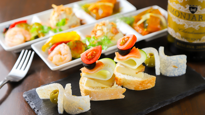 オラオーレ スペインタパスと自然派ワインの店 - メイン写真:ピンチョスとタパス