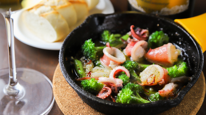 オラオーレ スペインタパスと自然派ワインの店 - メイン写真:ヤリイカのアヒージョ