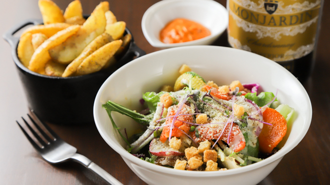 オラオーレ スペインタパスと自然派ワインの店 - メイン写真:スモークサーモンのシーザーサラダと皮付きフライドポテト