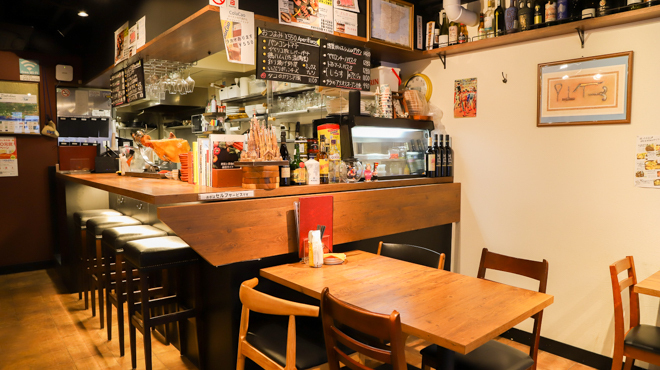 オラオーレ スペインタパスと自然派ワインの店 - メイン写真:落ち着いた店内