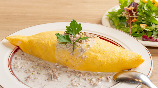 pagot - メイン写真:白いミートソースオムライス　たっぷり野菜のサラダ