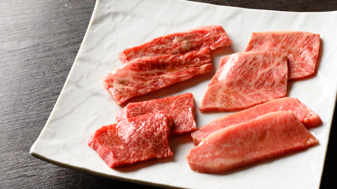 焼肉と料理シルクロード - メイン写真:職人の目利きで仕入れた道産和牛「特選牛4点もり」