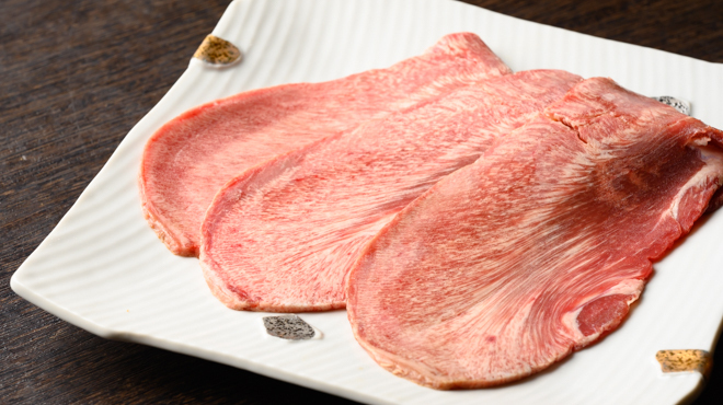 焼肉と料理シルクロード - メイン写真:牛たんの味わいが全部位楽しめる「一本牛たん焼」