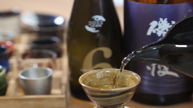 やきとり稲田 - メイン写真:日本酒を注いでいるところ