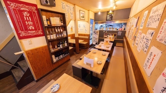 考えるな、うどん食え。 - メイン写真:内観全体