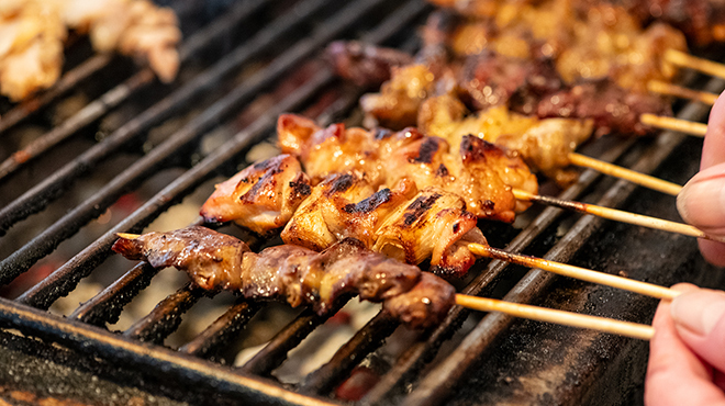 焼鳥のヒナタ - メイン写真:焼き鳥焼いているシーン