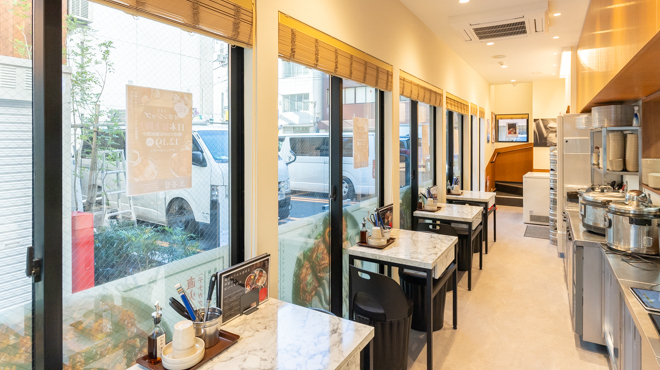 オボンジップ - メイン写真:1Fキッチンでおいしい料理作っております。お席は8席