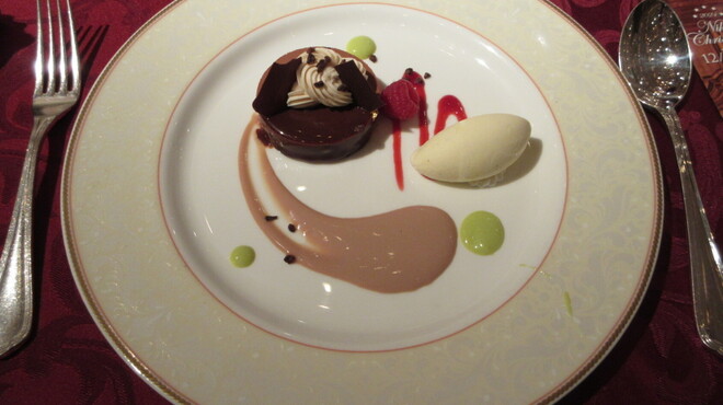 ホテル日航福岡 - 料理写真:ショコラノワールとマルコナアーモンドのハーモニー カカオニブと天然塩のスタッカート バニラアイスクリーム添え