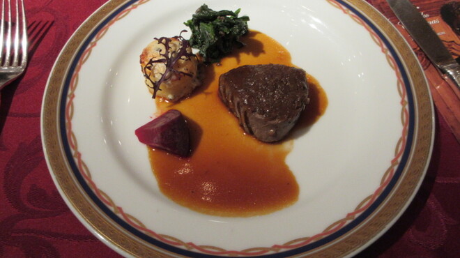 ホテル日航福岡 - 料理写真:牛フィレ肉のシャリピン仕立て黒胡麻風味 トリュフ風味のポムドフィノワーズを添えて