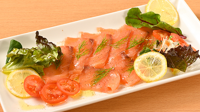 オイスターラバーズ - メイン写真:スモークサーモンのカルパッチョ　～お魚は日替りで～