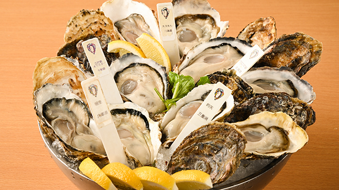 オイスターラバーズ - メイン写真:本日の生牡蠣　全部盛
