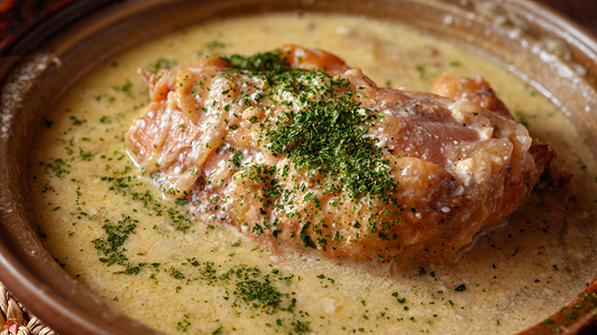 お猪口 - メイン写真:骨付き若鶏のフリカッセ