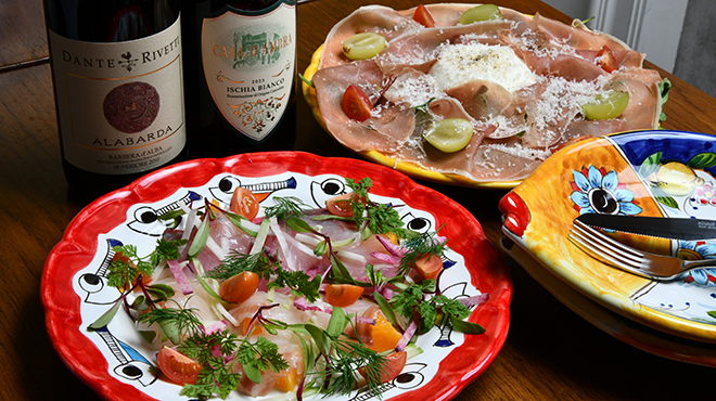 Pizzeria IL Porto - メイン写真:手前が本日の鮮魚のカルパッチョ　奥がブラータと生ハムのサラダ