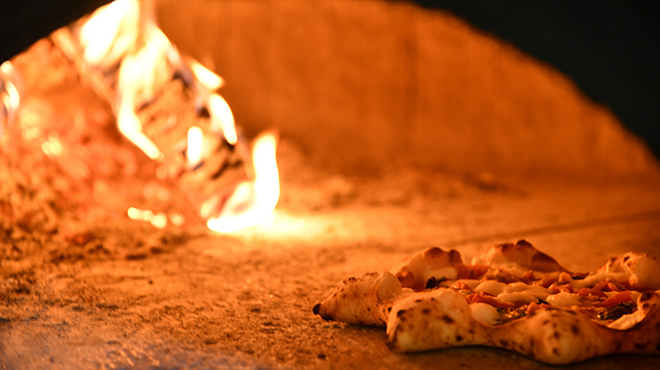 Pizzeria IL Porto - メイン写真:薪で燃やしたピザ窯