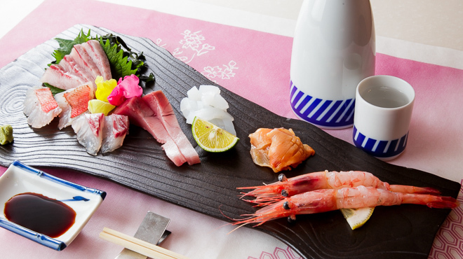 太郎坊寿し - メイン写真:本日のおすすめお造り盛り合わせ