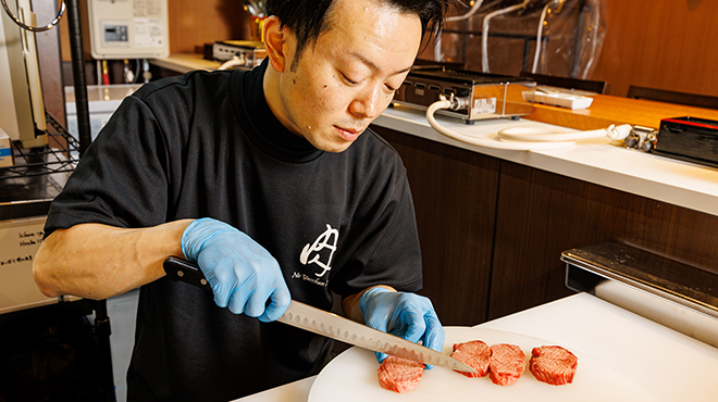 焼肉やっちゃん - メイン写真:調理シーン