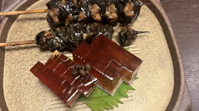 割烹 蒲焼 大沼 - 料理写真:うなぎ串盛１３００円。カブト、鰭巻きの串焼きと煮凝りのセットです。