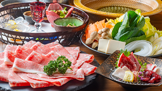 馬桜 銀座通り店 - メイン写真:馬刺し盛りと鍋コース