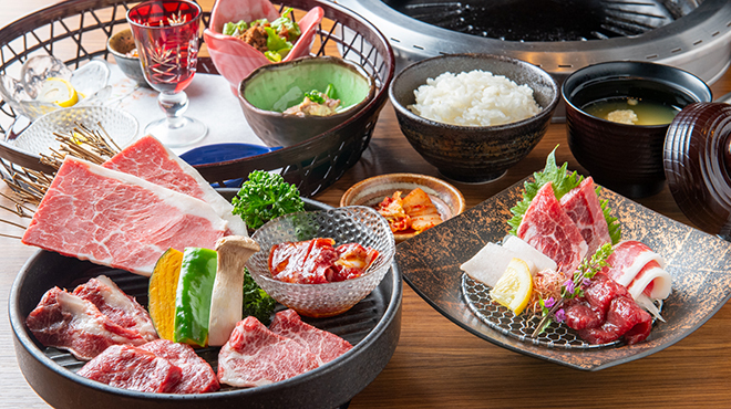 馬桜 - メイン写真:馬刺し盛りと馬肉焼肉コース