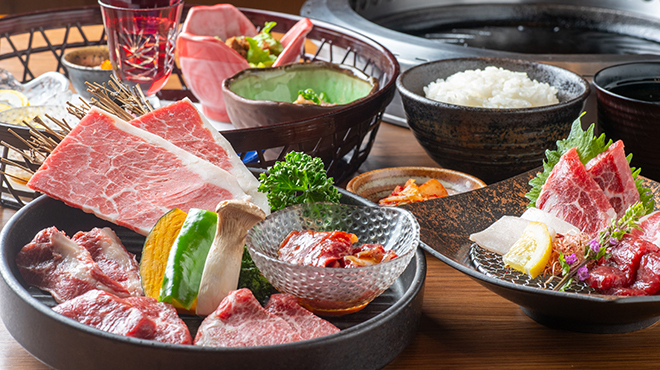 馬桜 - 料理写真:馬刺し盛りと馬肉焼肉コース
