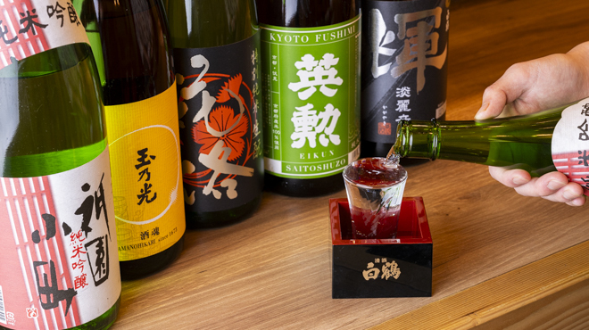 漁港直送漁師小屋 - ドリンク写真:日本酒5種　輝は冬季限定で燗やってます！冷酒はお客様目の前で注ぎます。