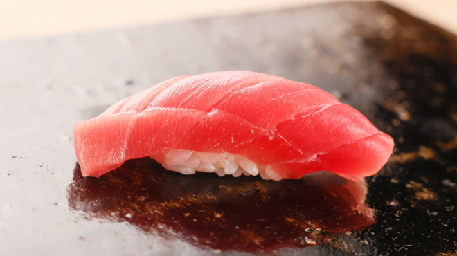 すし和泉 - メイン写真:マグロ中トロ