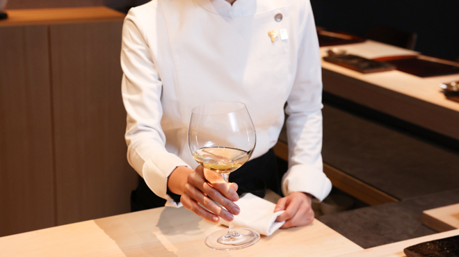 すし和泉 - メイン写真:日本酒のワインのソムリエ資格を有するスタッフが好みに合わせてドリンクを提供