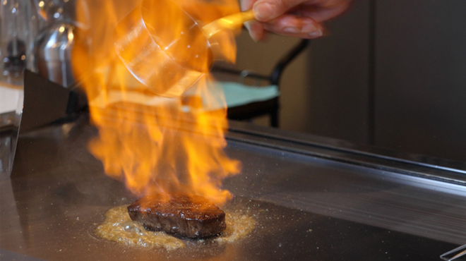 鉄板ステーキ 恵 - メイン写真:肉焼いているところ（フランベ）