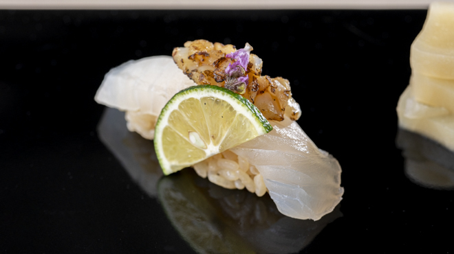 祇園 鮨よし - メイン写真:平目とえんがわ炙りの握り