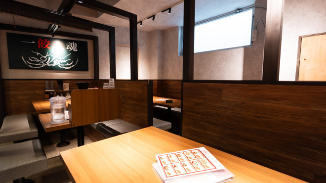 関内餃子軒 - メイン写真:テーブル
