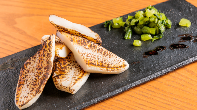 すす流 - メイン写真:炙り笹かまと茎わさびの野沢菜和え