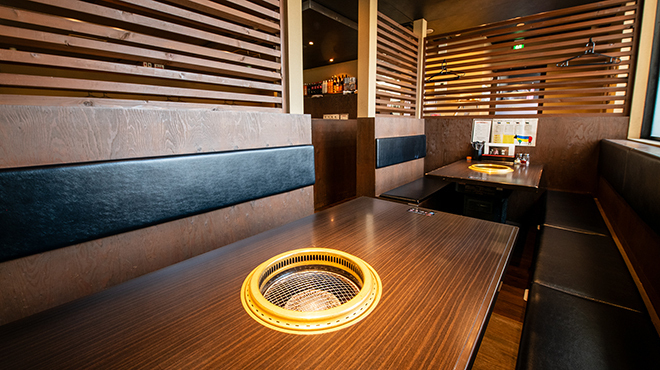 焼肉　萬輝 - メイン写真:内観（テーブル）