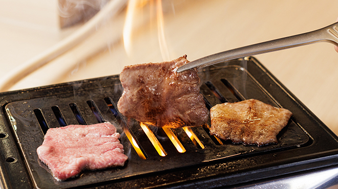 焼肉 日の出 - メイン写真:肉を焼いているところ（記載なし）