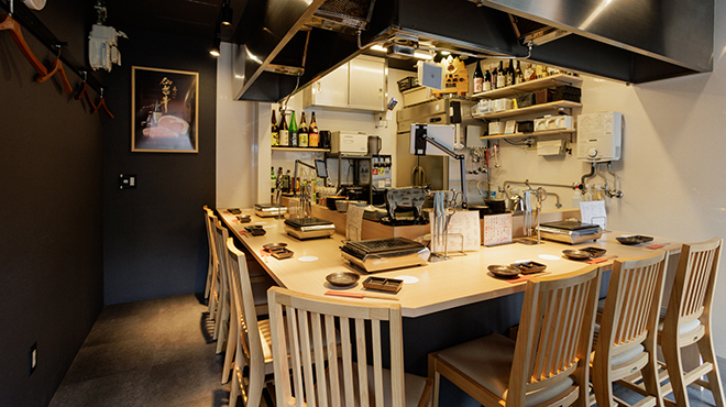 焼肉 日の出 - メイン写真:内観　カウンター8席