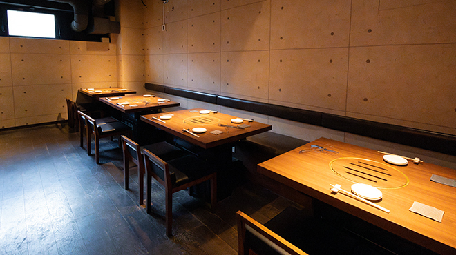 おやじ - メイン写真:なし（店内テーブル）