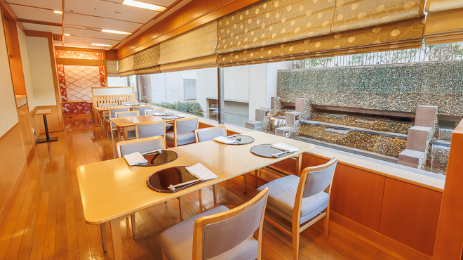 名古屋 なだ万 - メイン写真:窓側テーブル席