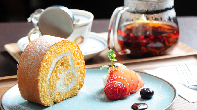 この時間カフェ - メイン写真:ロールケーキと紅茶