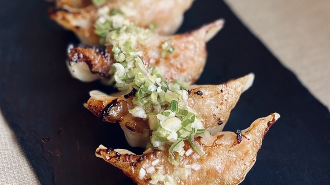 餃子とワイン 果皮と餡 - メイン写真: