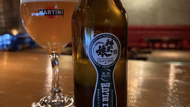 モッブスフェローズ - ドリンク写真:IWAMI BLUE BEER 「辨天娘　酒粕ホワイト」期間限定ビール。