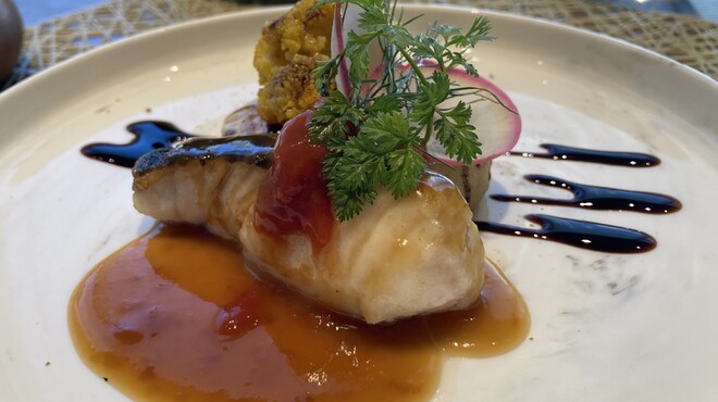 カジュアルフレンチ　アミー - 料理写真:本日の鮮魚のポワレ