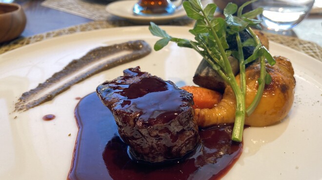 カジュアルフレンチ　アミー - 料理写真:牛フィレ肉のポワレ