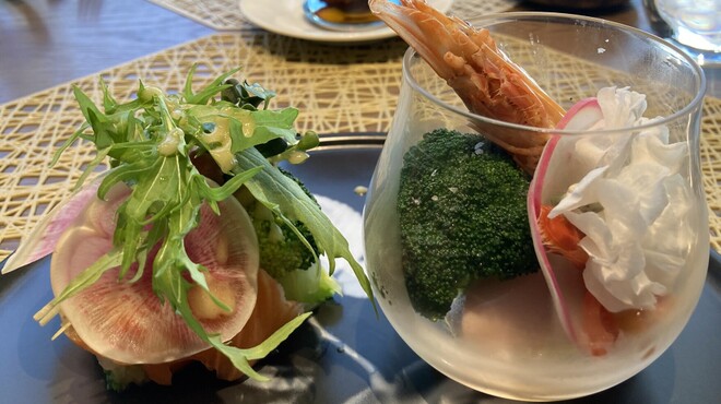 カジュアルフレンチ　アミー - 料理写真:カブと豆乳のムース・季節野菜のテリーヌ・サーモンのマリネ サラダ仕立て