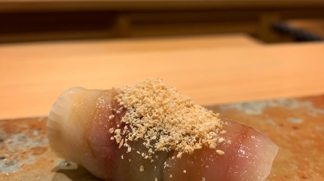 鮨かしわ - 料理写真:小肌のキラズまぶし
      豆腐が包丁を使って
      切る料理に対して
      切らずに使うオカラを
      キラズと由来し
      たっぷりの出汁を入れ
      半日かけて
      出汁の旨味を含ませ
      火にかけ乾煎りし水分を飛ばし
      天日干し乾燥させ
      〆た酸味をやわらげ
      旨味と香ばしさを纏ったキラズで
      相乗効果を生み出します
      江戸料理とは
      美味しさに至る為の集大成なのだと
      熟熟思います
