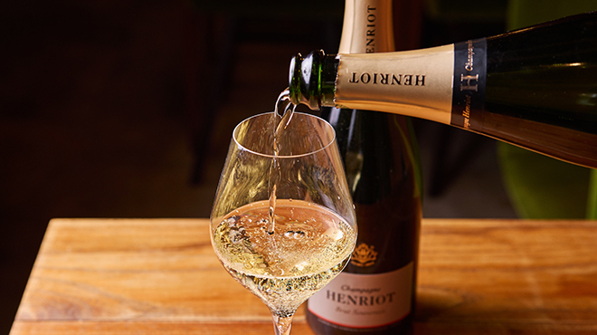 酒と肴 vin酌 - メイン写真:シャンパーニュを注ぐシーン