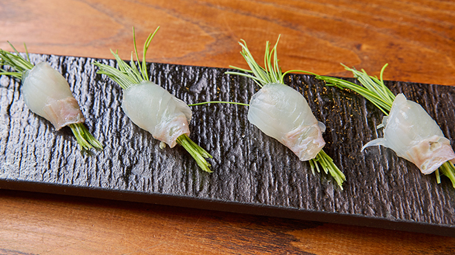 酒と肴 vin酌 - メイン写真:平目の芽ネギ巻き　山椒オイルで